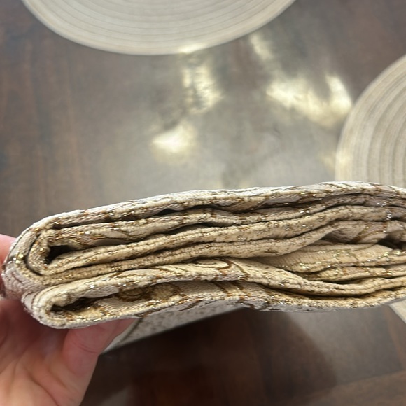 Table runner - Picture 3 of 6